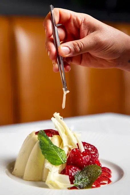 Pistacchio e Lamponi: pistachio cheesecake with glazed raspberries at La Vètta